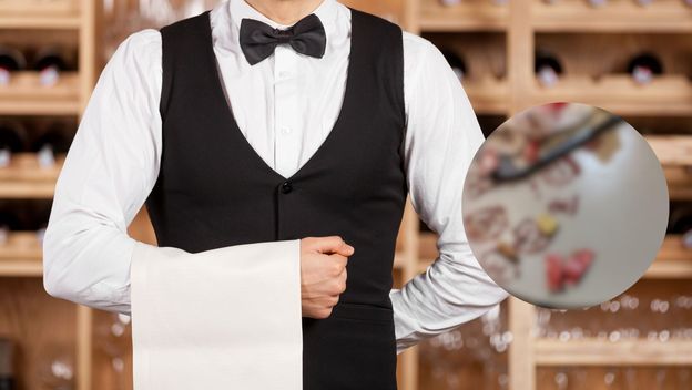 Konobar i slika nereda koji su gosti ostavili iza sebe