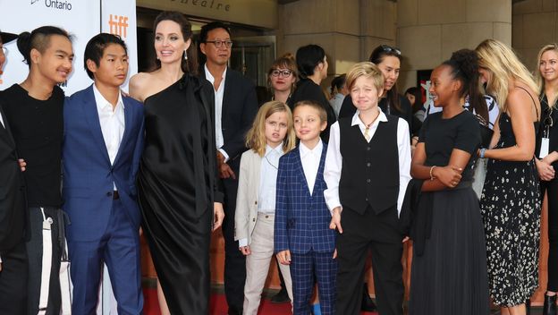 Angelina Jolie s djecom na crvenom tepihu 2017. godine