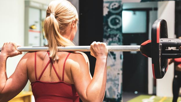 Sportski grudnjak u teretani