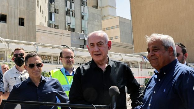 Benjamin Netanyahu u obilasku oštećene bolnice