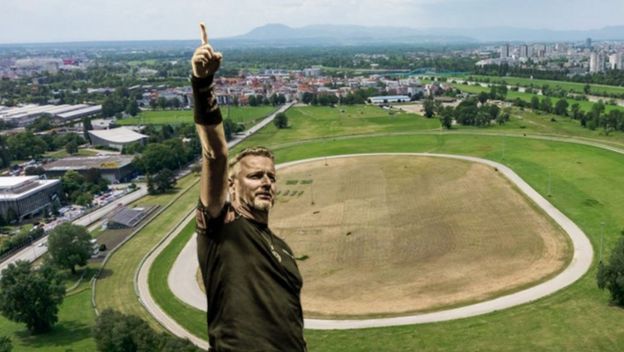 Marko Perković Thompson ispred fotografije zagrebačkog Hipodroma