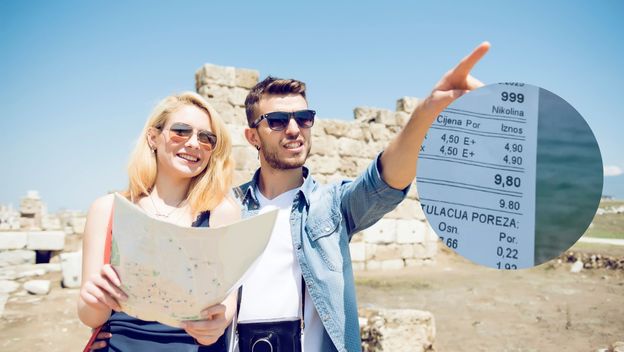 Turisti na moru i račun iz kafića u Vodicama