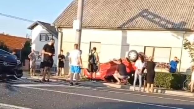 Automobil na krovu na Slemenicama