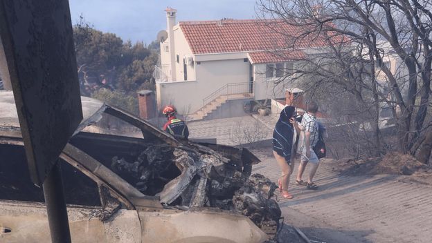 Turisti bježe zbog požara u Pisku - 2