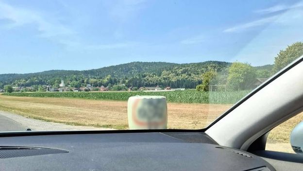 Natpis pored ceste