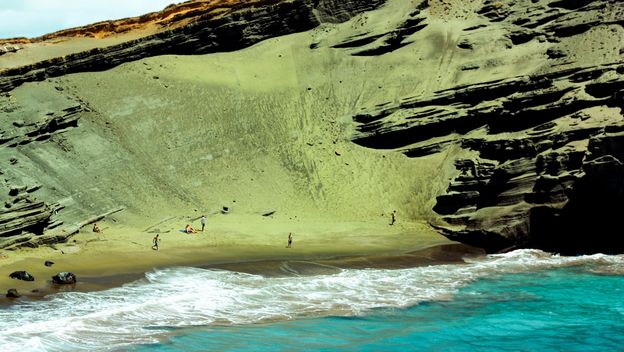 Nestvarno lijepa zelena plaža na Havajima
