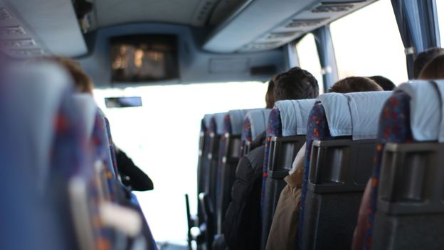 Unutrašnjost autobusa s putnicima