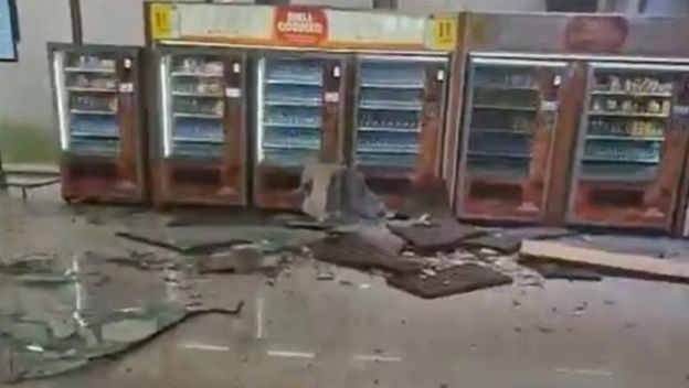 Dio krova skoro se srušio na putnike u zračnoj luci