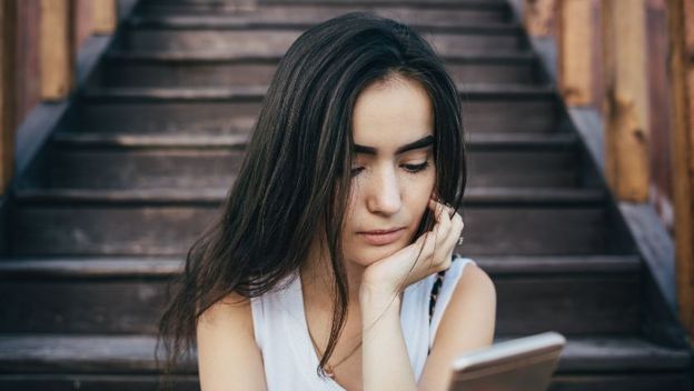 Tužna djevojka s mobitelom