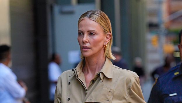 Charlize Theron u širokim bijelim hlačama savršenima za ljeto - 5