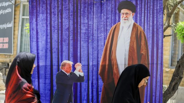 Poster u Teheranu na kojem Trump kleči pred Ajatolahom