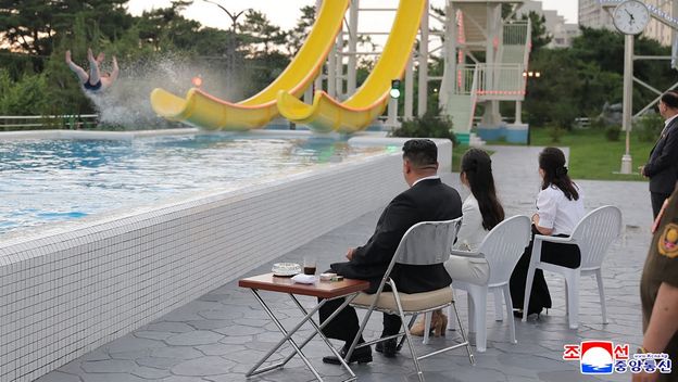Kim Jong-un na bazenu