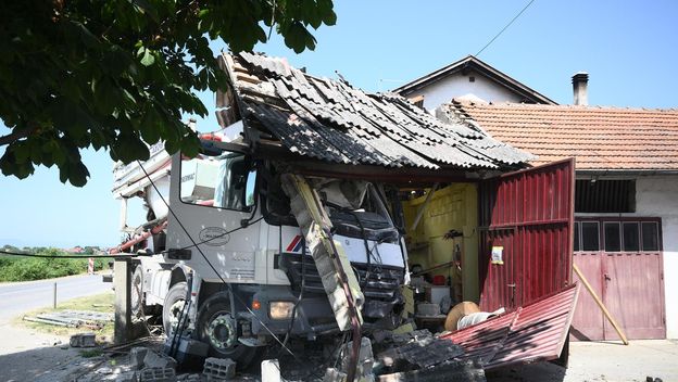 Kamion se zabio u kuću u Botincu - 3