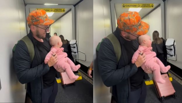 Otac koji drži bebu u rukama nakon izlaska iz zrakoplova