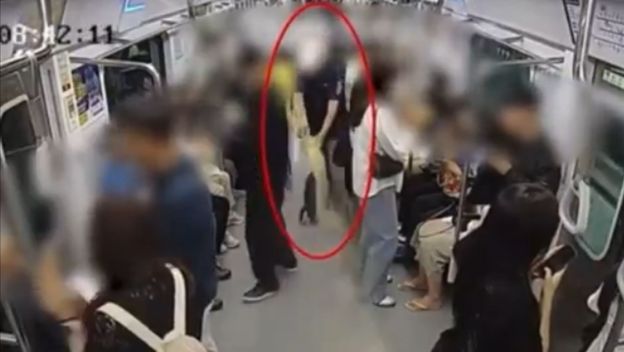 Snimka podmetanja požara u podzemnoj željeznici u Seulu