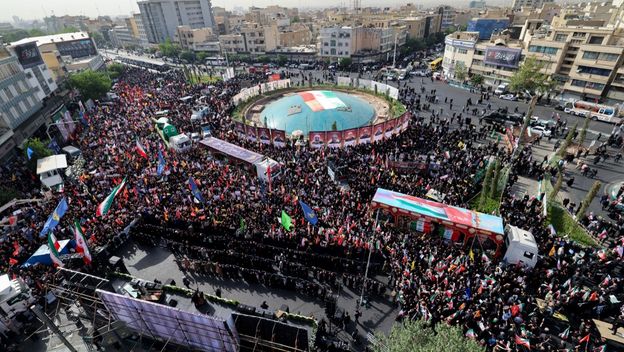 Deseci tisuća Iranaca okupilo se na pogrebu ubijenih generala - 3