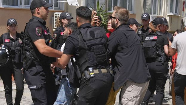 Turska policija privodi ljude na zabranjenoj Povorci ponosa