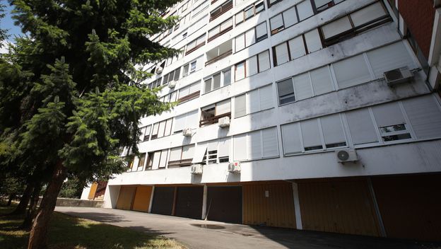Zgrada s koje je pala žena u Prečkom - 2