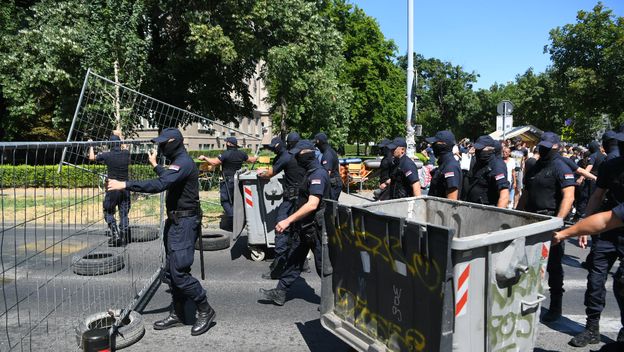 Policija razbija blokadu u Zemunu