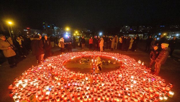 Građani se okupljaju i plae svijeće večer nakon napada