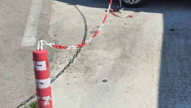 Stupić i lanac na parkingu u Dalmaciji