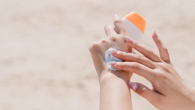 Koju vrstu SPF-a odabrati? Prednosti i mane krema, sprejeva, stikova i pudera za zaštitu od sunca