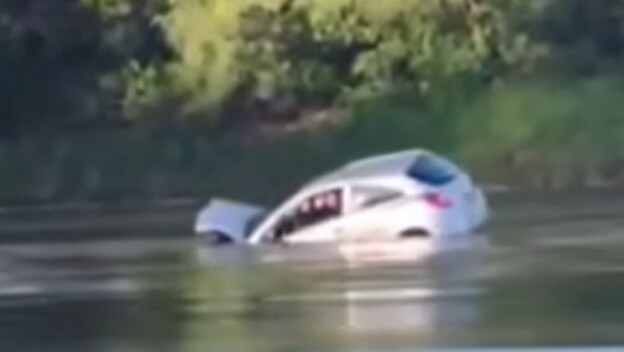 Auto u rijeci Dravi
