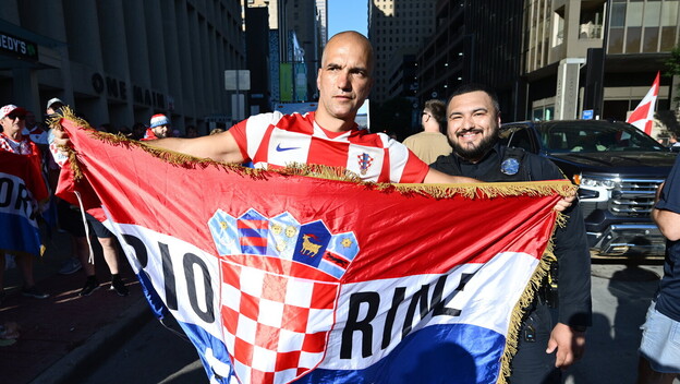 Hrvatski navijač sa zastavom