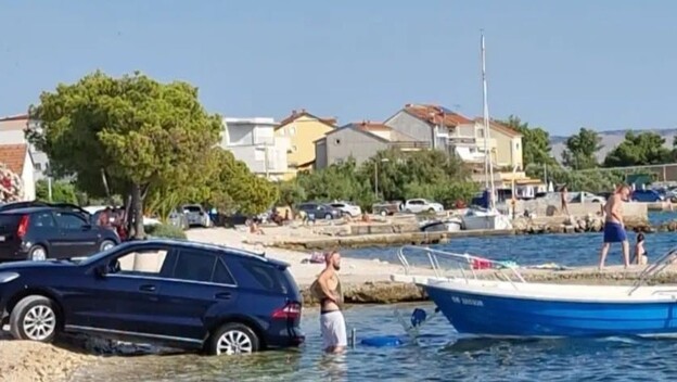Auto i čamac