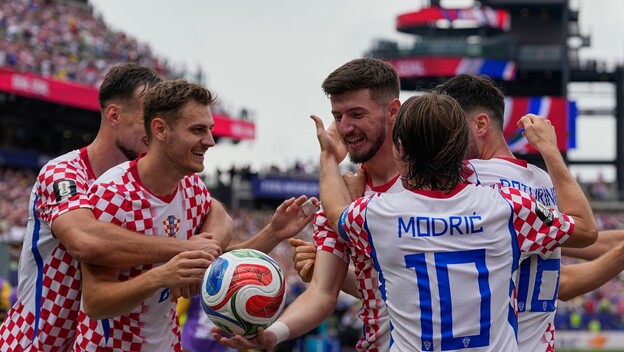 Petar Sučić slavi pogodak protiv Gane