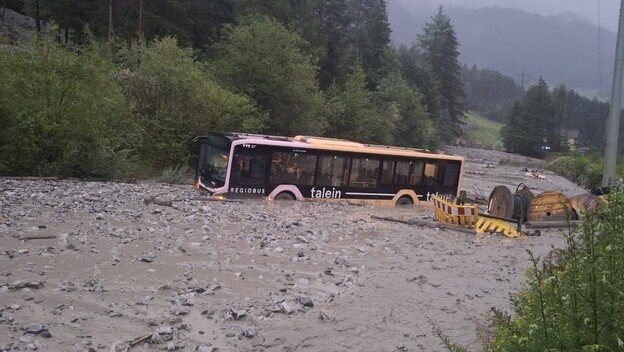 Autobus u bujici