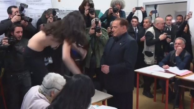 Djevojka golih grudi skočila ispred Silvija Berlusconija (Screenshot Reuters)