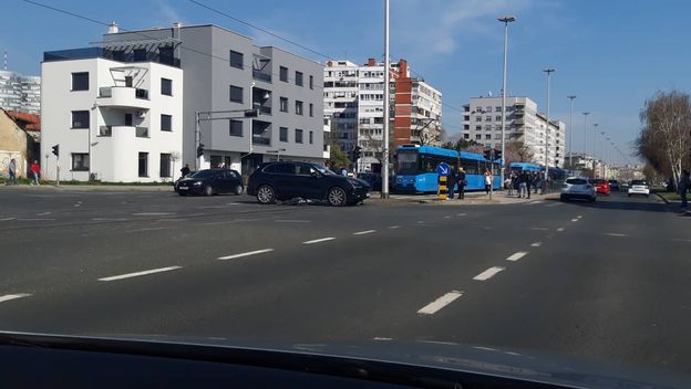 Prometna nesreća na križanju Horvaćanske i Petrovaradinske (Foto: Dnevnik.hr)