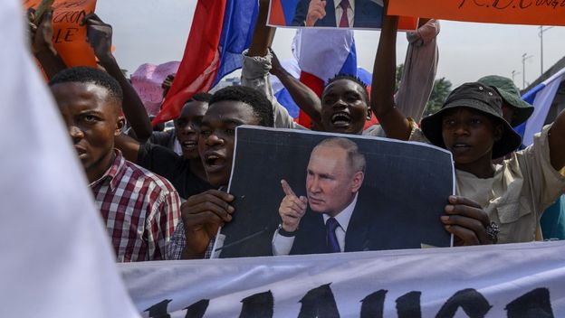 Prosvjednici u Kongu mašu Putinovim posterima