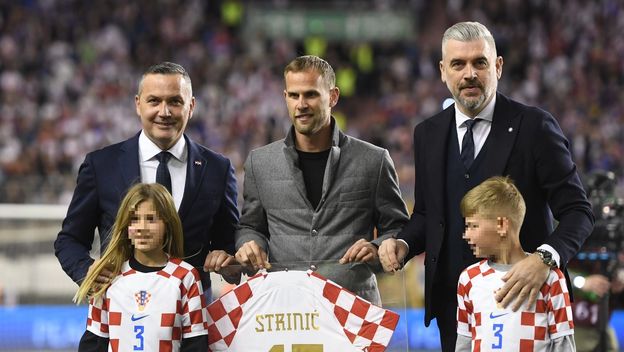 Ivan Strinić s djecom