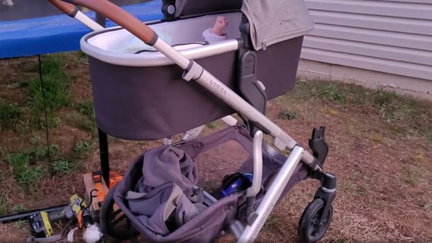 Beba u kolicima