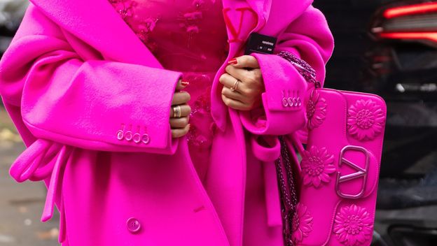 Ružičasti komadi modne kuće Valentino u street style izdanju