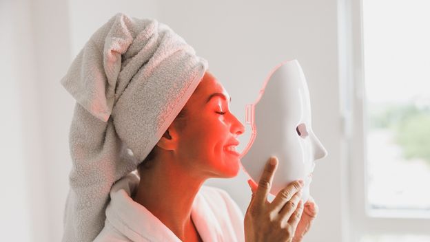 Žena koristi LED masku za lice