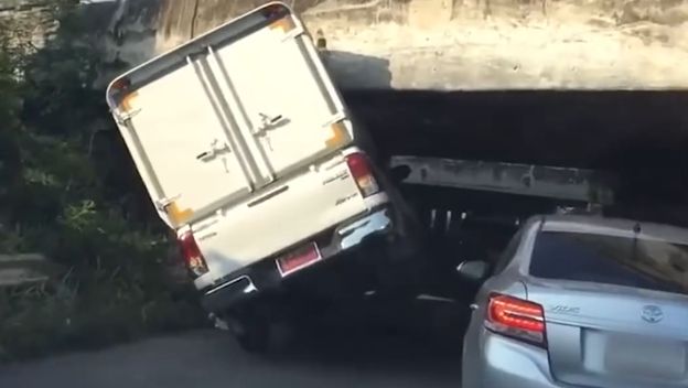 Kamion zapeo u podvožnjaku