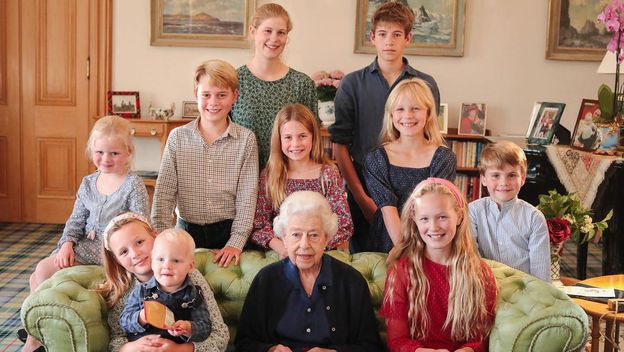 Kraljica Elizabeta s praunučadi
