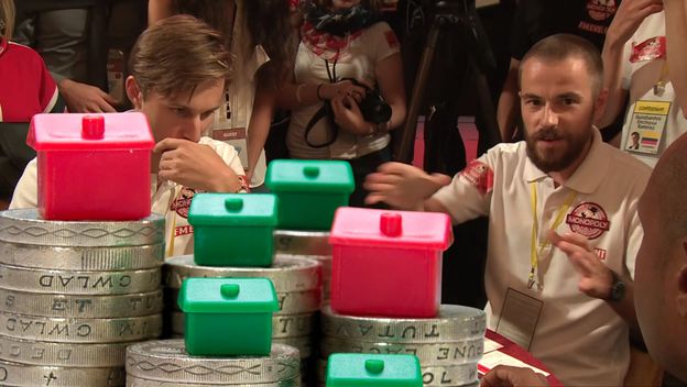 Igranje društvene igre Monopoly i novac