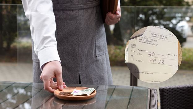Konobar koji skuplja napojnicu sa stola i račun koji je TikTokerica ostavila u restoranu
