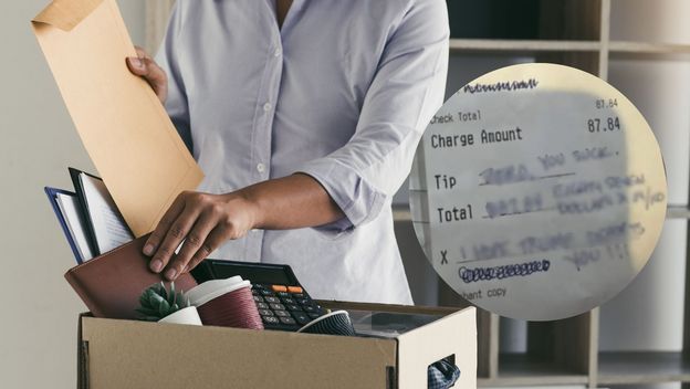 Osoba koja skuplja stvari s radnog mjesta zbog otkaza i račun s neumjesnom porukom