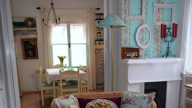 Snježana Seleš iz Osijeka umjesto tapeta na zid dnevnog boravka zalijepila je cvjetne salvete - 11