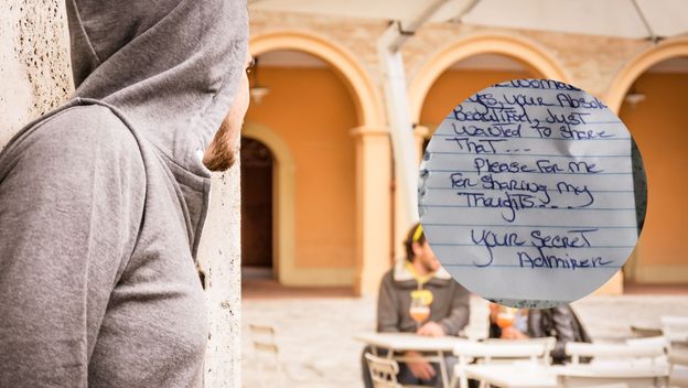 Muškarac koji nekog uhodi i jeziva poruka koju je žena pronašla pred vratima