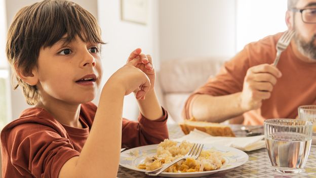 Dijete jede, ilustracija