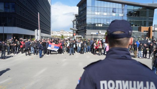 Grupa prosvjednika blokirala je ulaz u redakciju N1 u Beogradu - 2