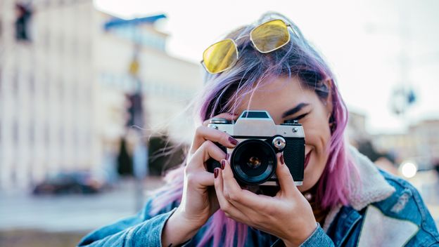 Djevojka s fotoaparatom, ilustracija