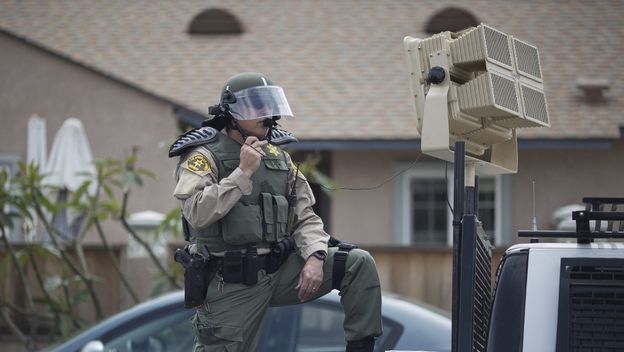 Američki policajac koristi zvučni top