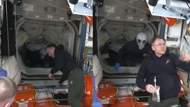 Astronaut s maskom vanzemaljca na Međunarodnoj svemirskoj postaji
